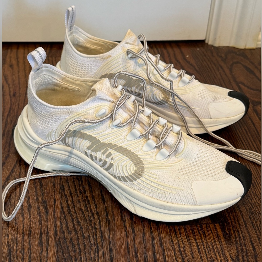 Women’s Gucci authentic white running sneakers size 40 (10)
